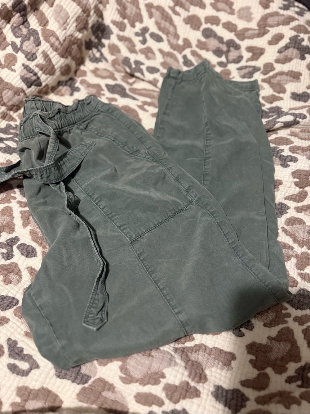 aerie Cropped Utility Pants in Olive